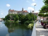 Bild zu: Schloss-Ansicht von der Donau im Gartenschau-Gelände